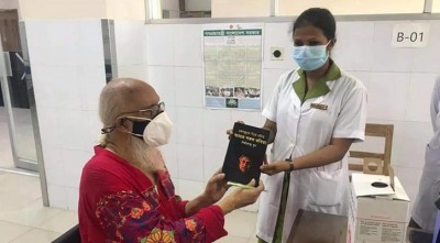 টিকার দ্বিতীয় ডোজ নিয়ে নার্সকে বই উপহার দিলেন কবি নির্মলেন্দু গুণ টিকার দ্বিতীয় ডোজ নিয়ে নার্সকে বই উপহার দিলেন কবি নির্মলেন্দু গুণ